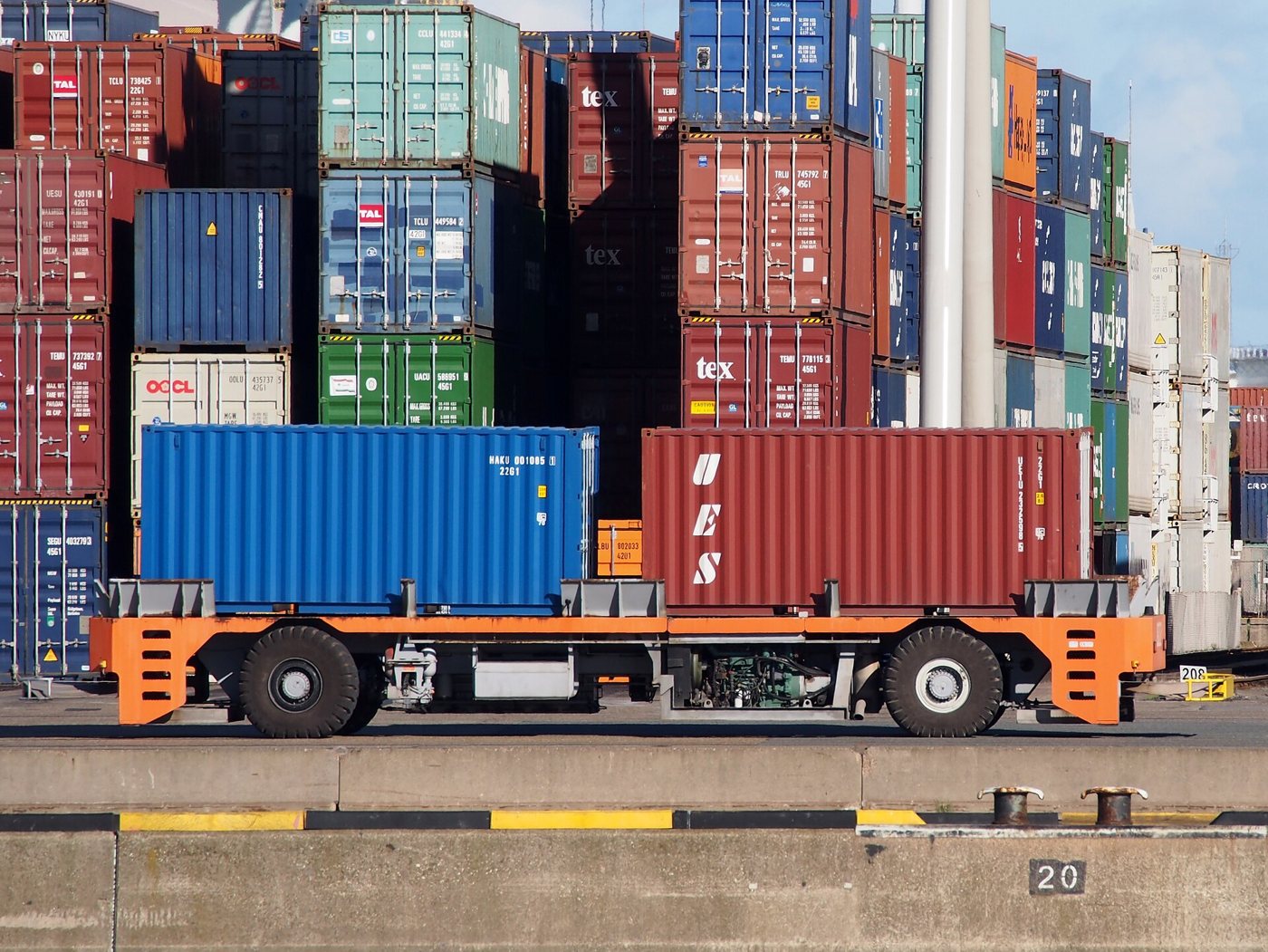 Autonomous guided vehicle carrying shipping containers